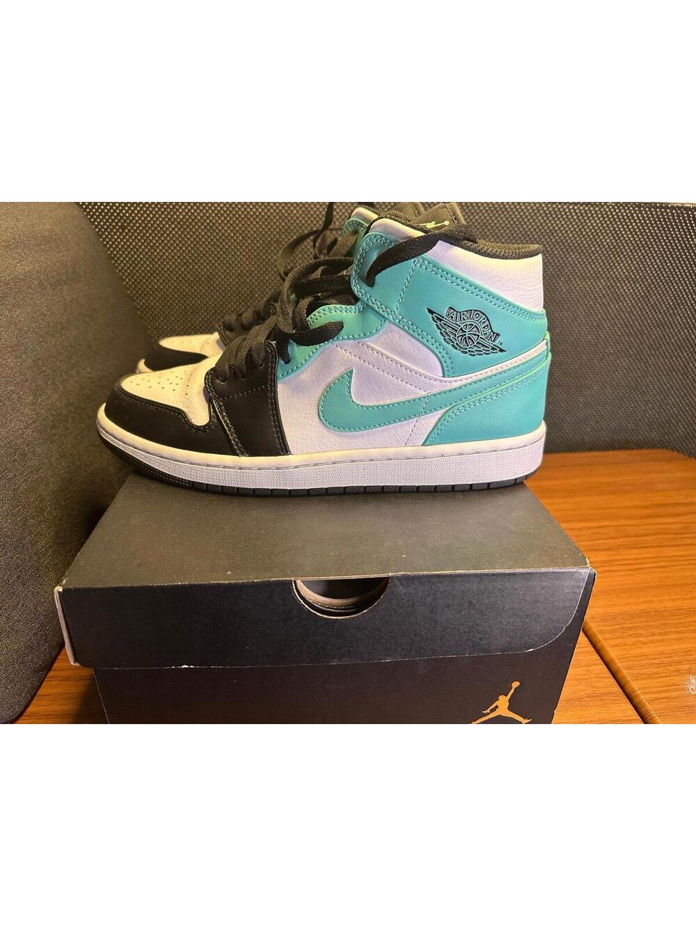 Nike Air Jordan 1 Tropical Twist Igloo SIZE: 8